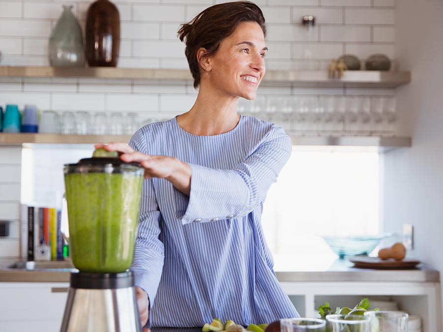 El agua de coco o el té verde son buenas bases para tus jugos verdes. No importa si usas licuadora o extractor: sólo anímate a empezar el día con estas bebidas