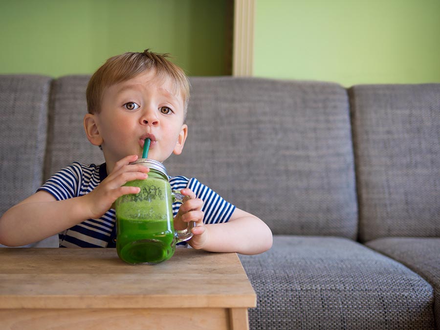 Hasta los niños pueden tomar jugos verdes como parte de su dieta: darles buenos hábitos desde la infancia es importante