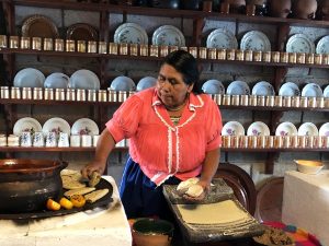 El lujo de comer con Juana Bravo, cocinera tradicional de Angahuan