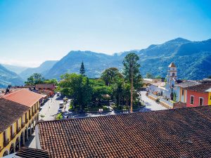 Pahuatlán, un paseo entre montañas, café y papel amate