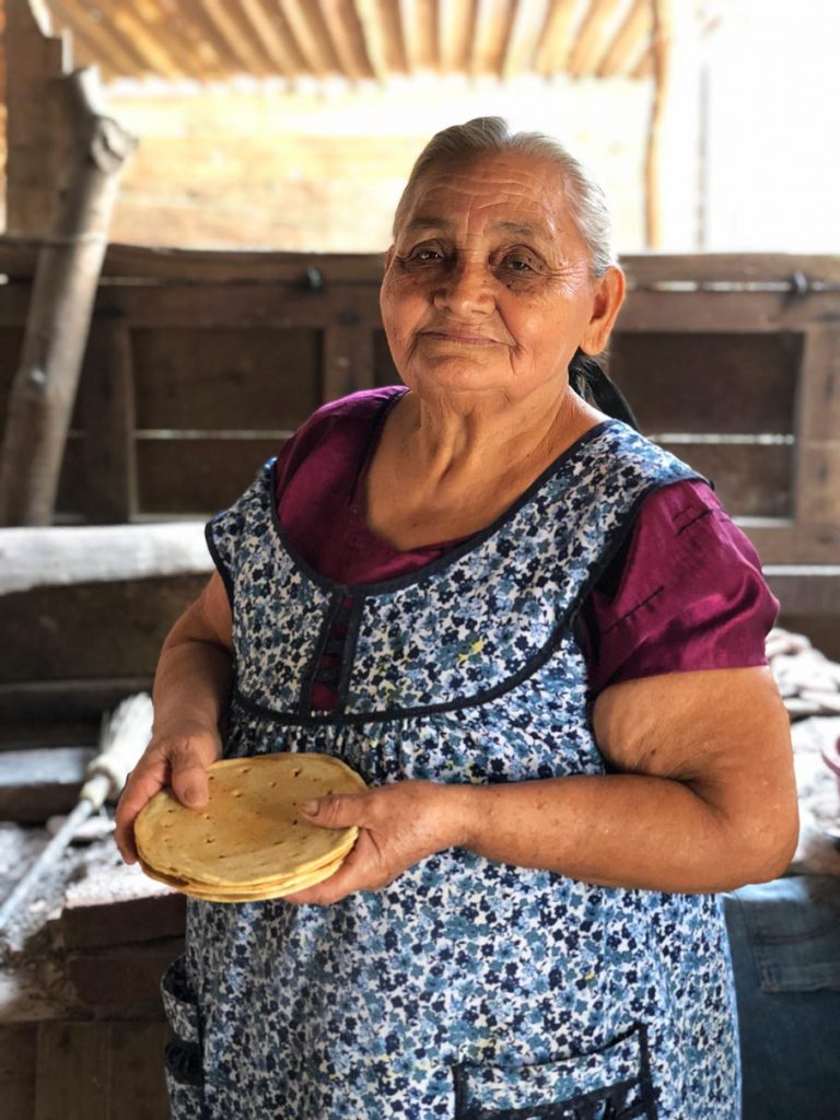 Ersita Jiménez es una cocinera que nos recibió en su hogar en Asunción Ixtaltepec para aprender más sobre los totopos del Istmo de Tehuantepec Foto: Mariana Castillo