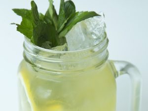 Coctel de vodka con té verde y limón