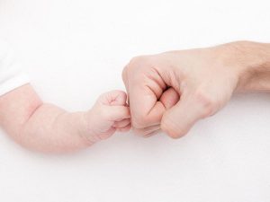 Licencia de paternidad: los beneficios de la presencia paterna los primeros días de vida