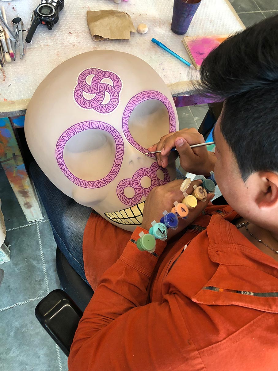 En el taller comunitario de alebrijes pintando calaveras Foto: Mariana Castillo