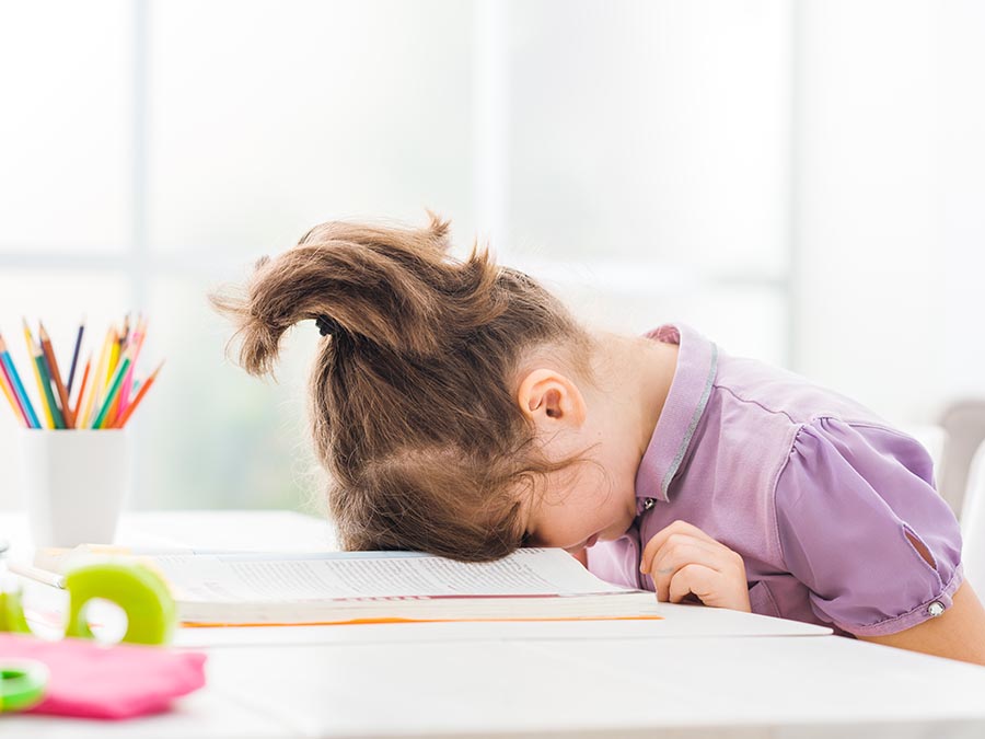 niña haciendo la tarea: regreso a clases