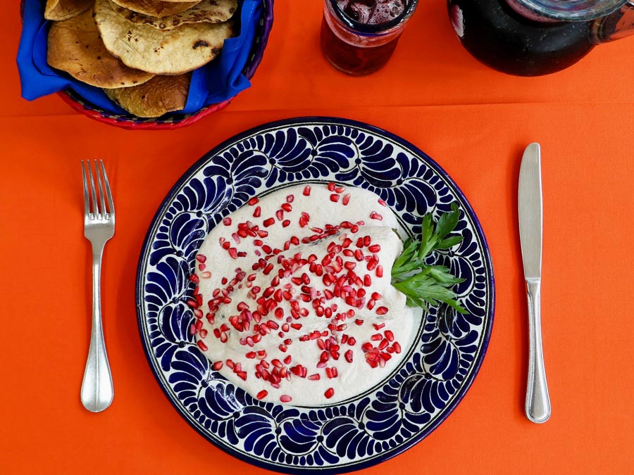 Comer el chile en nogada de El Bajío con Titita