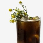 Coctel con cold brew, ginebra y manzanilla