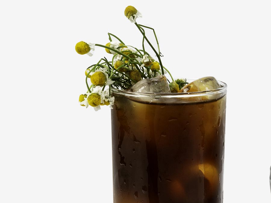 Coctel con cold brew, ginebra y manzanilla