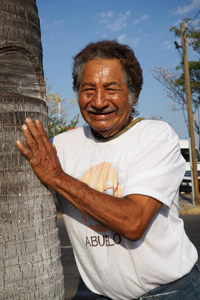 La tuba es una bebida que se obtiene de la palma de coco: Leonardo Morán, tubero Foto: Mariana Castillo