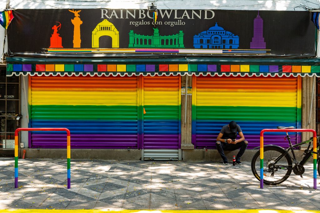 Los colores de la bandera arcoíris en Zona Rosa, un paseo por sus calles