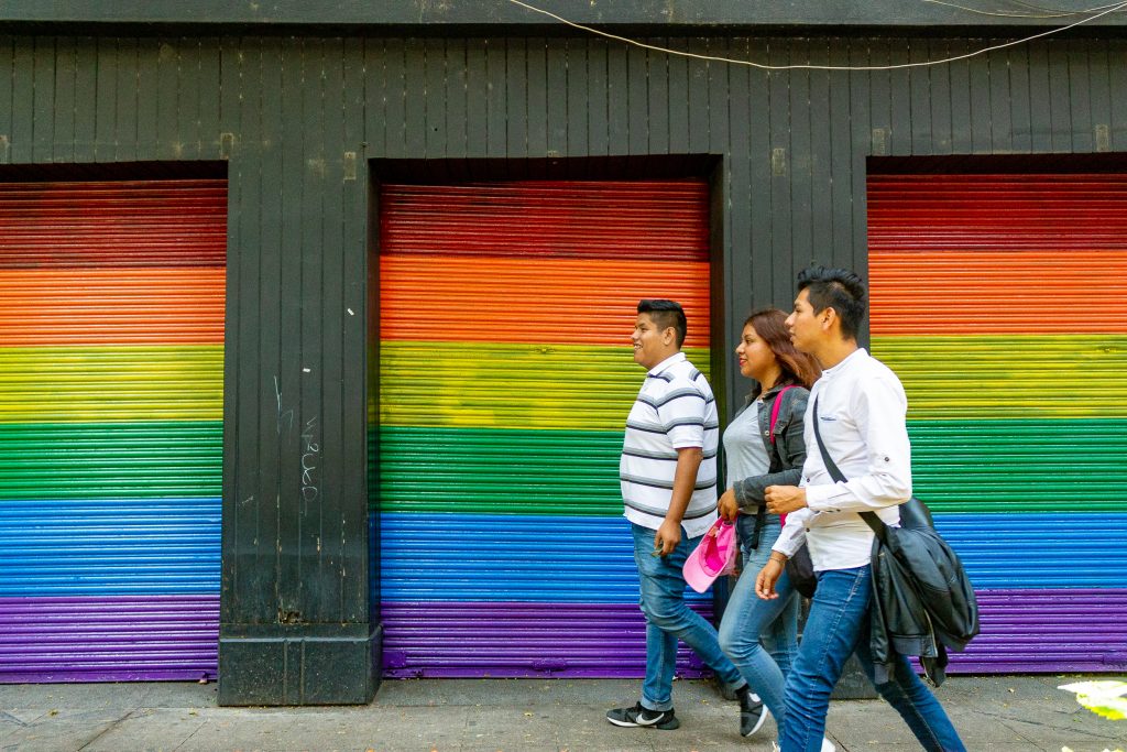 Los colores de la bandera arcoíris en Zona Rosa, un paseo por sus calles