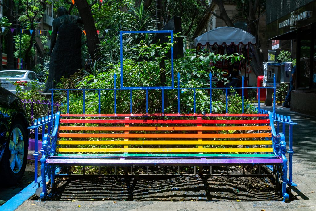 Los colores de la bandera arcoíris en Zona Rosa, un paseo por sus calles