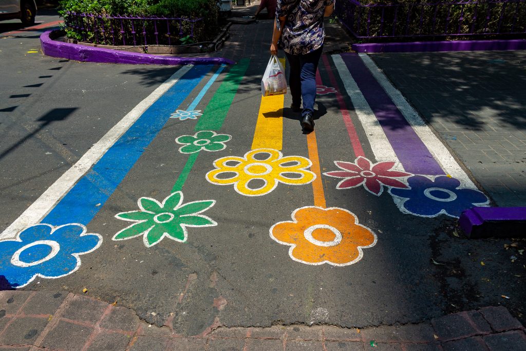 Los colores de la bandera arcoíris en Zona Rosa, un paseo por sus calles