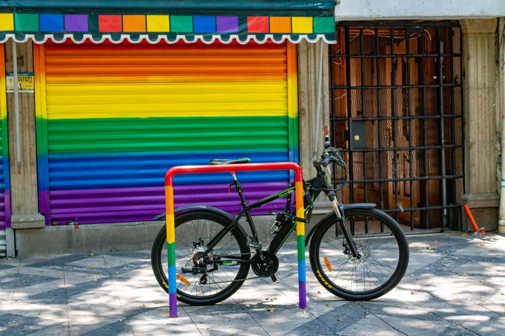 Los colores de la bandera arcoíris en Zona Rosa, un paseo por sus calles