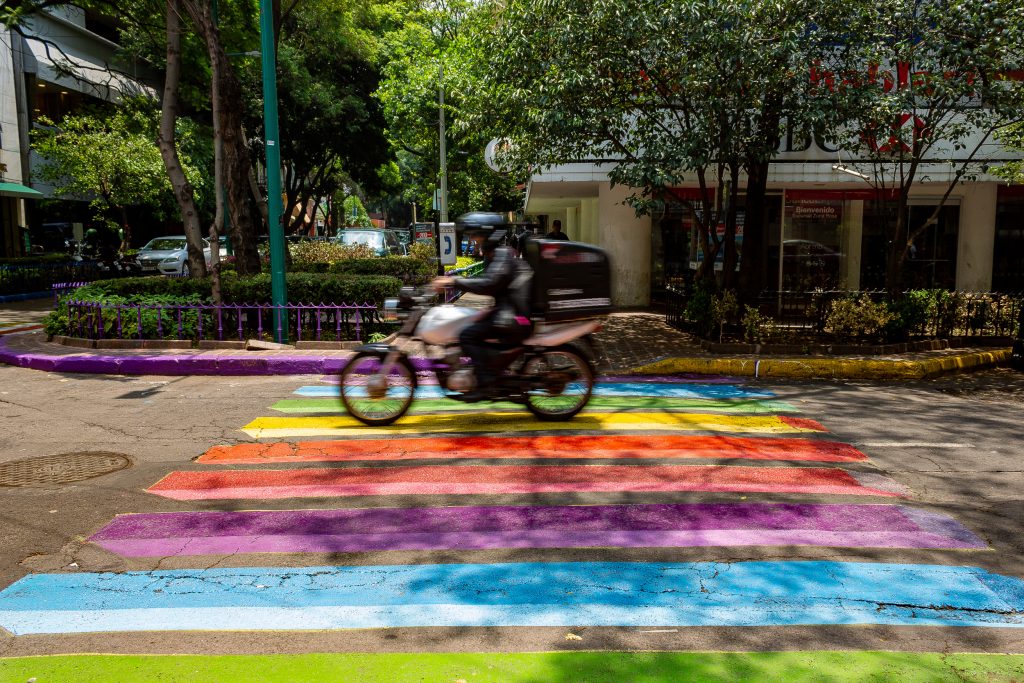 Los colores de la bandera arcoíris en Zona Rosa, un paseo por sus calles