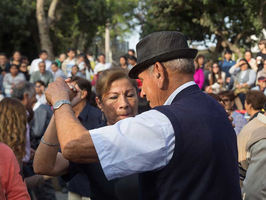 Bailar salsa, una recarga de felicidad y salud