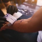 ¿Cómo cuidar un tatuaje? Consejos de una experta tatuadora