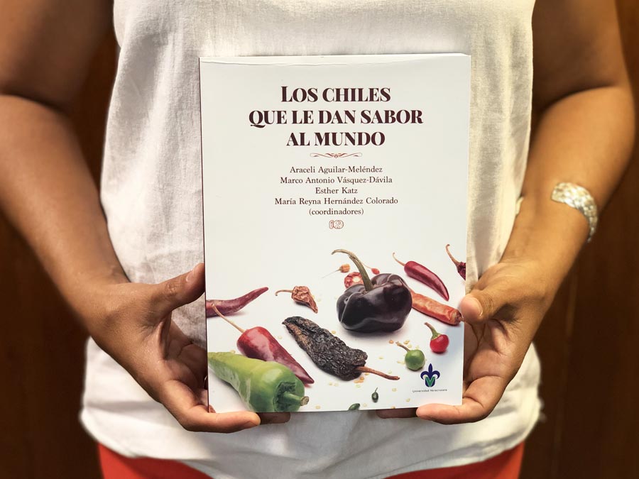 Los chiles que le dan sabor al mundo, un libro sobre este alimento