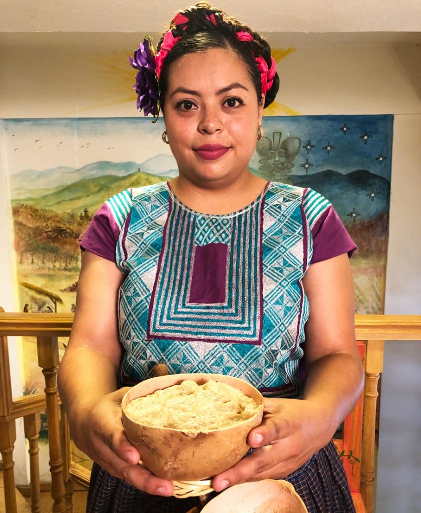 Bupu, una bebida tradicional con cacao del istmo de Tehuantepec. Ella es Marahí López y ella lo prepara Foto: Mariana Castillo