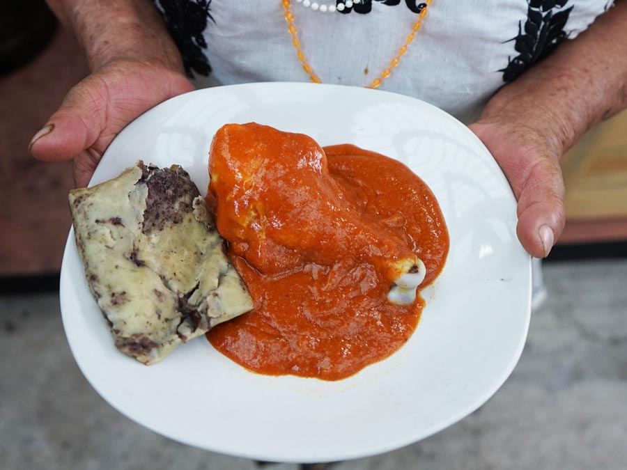 Comida de duelo en Huatla de Jiménez: tesmole y atole agrio