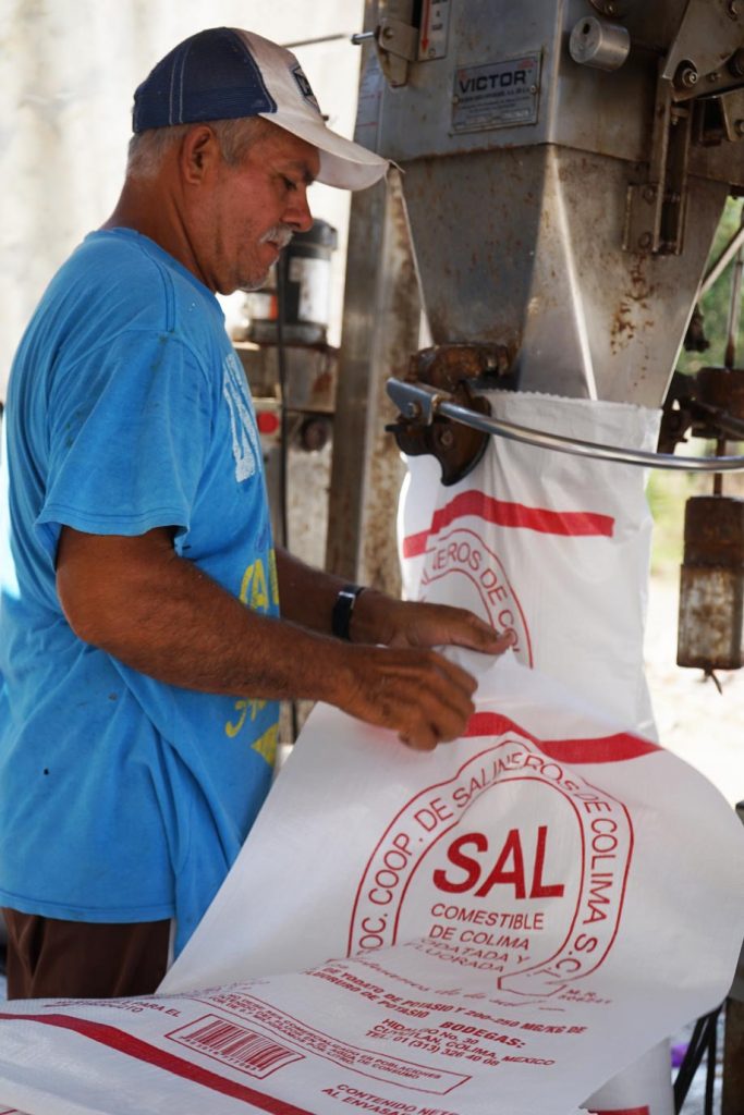 Proceso de encostalado en la Cooperativa de Salineros de Colima Foto: Mariana Castillo