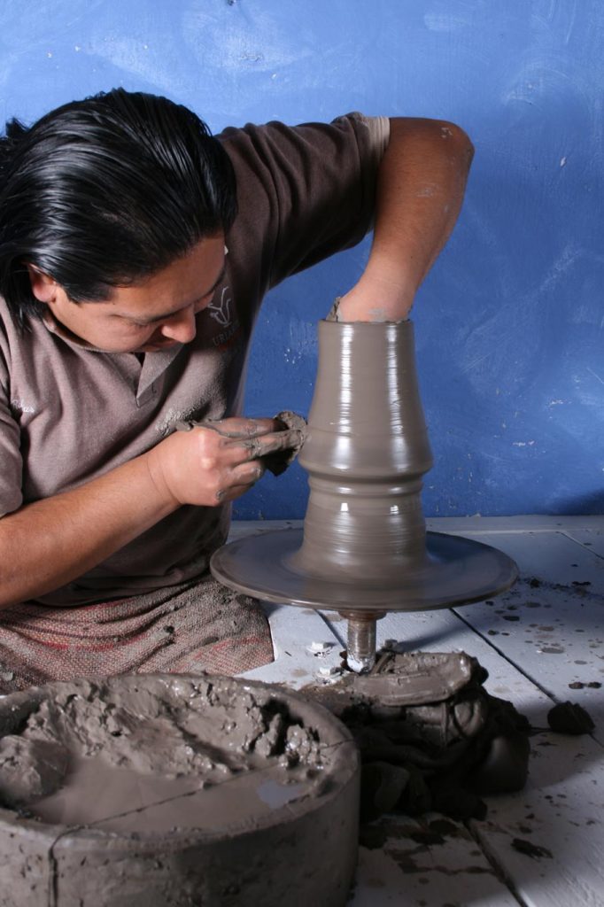 Moldeado de la talavera de Puebla Foto: Cortesía Epicuristas