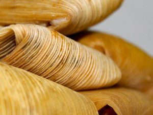 Tamales de plátano macho con queso panela