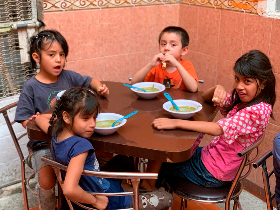 Cocinar para ayudar: apoya a niños y jóvenes en abandono social