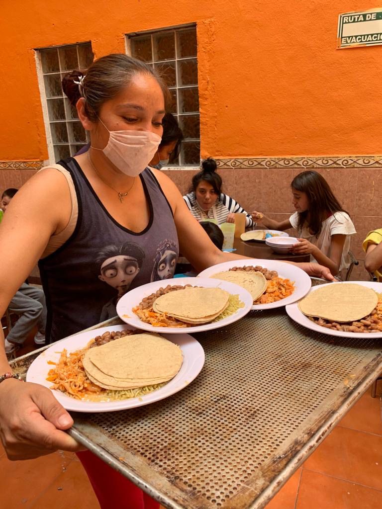 Cocinar para ayudar: apoya a niños y jóvenes en abandono social