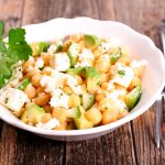 Ensalada de garbanzo con aguacate, queso feta y cilantro