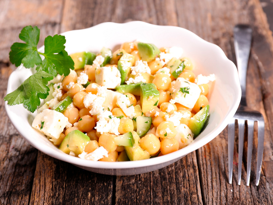 Ensalada de garbanzo con aguacate, queso feta y cilantro