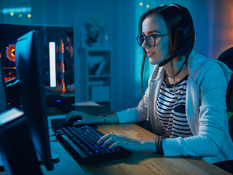 chica jugando videojuegos en una pc