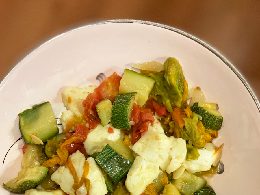 Flores de calabaza con calabacitas y queso panela