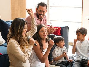 Este confinamiento, da un concierto en casa y descubre los beneficios de cantar