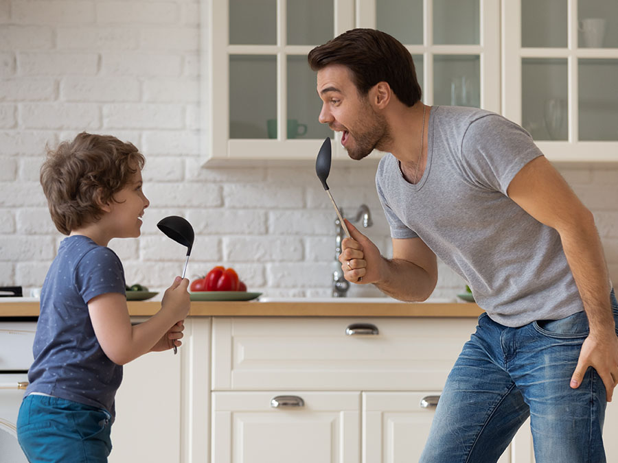 Esta cuarentena, da un concierto en casa y descubre los beneficios de cantar