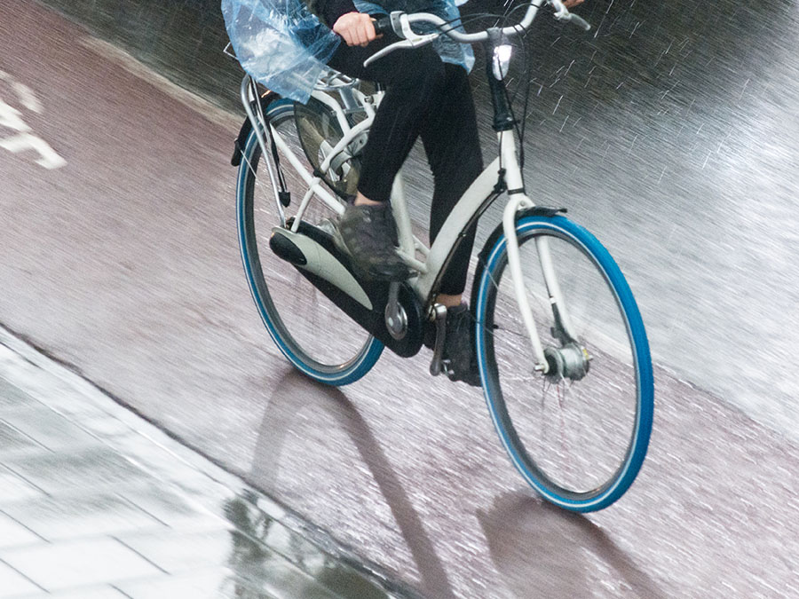 evitar viajar en bicicleta mientras llueve