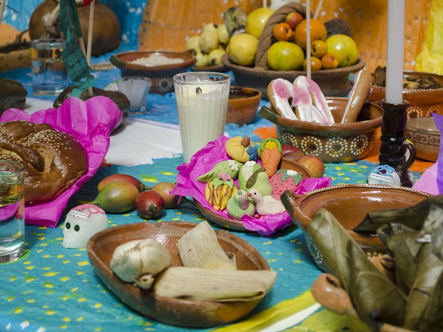 ofrenda para celebrar dia de muertos mexico