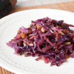 Ensalada de col morada con pasas y piñones