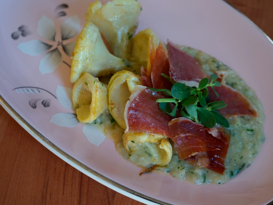 Alcachofas fritas con salsa de verdolagas y jamón serrano